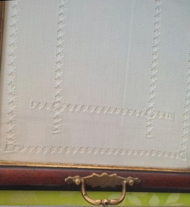 Tabuleiro com pano de linho e bordados em bainha aberta