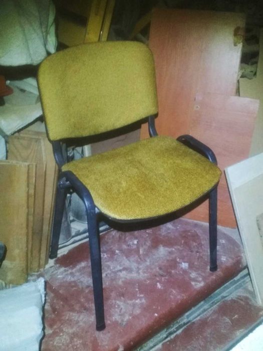 Стул офисный на ножках