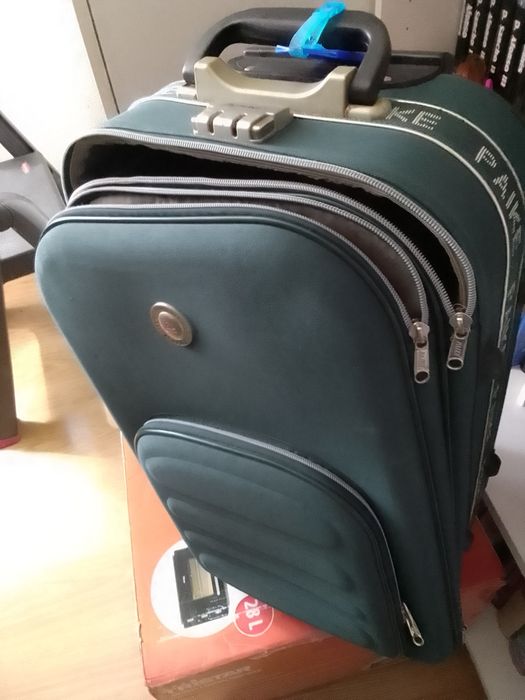 Mala de viagem de grande capacidade com dois rodados em muito bom estado