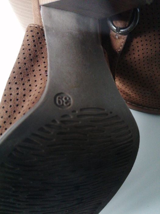 Damskie buty na obcasie.