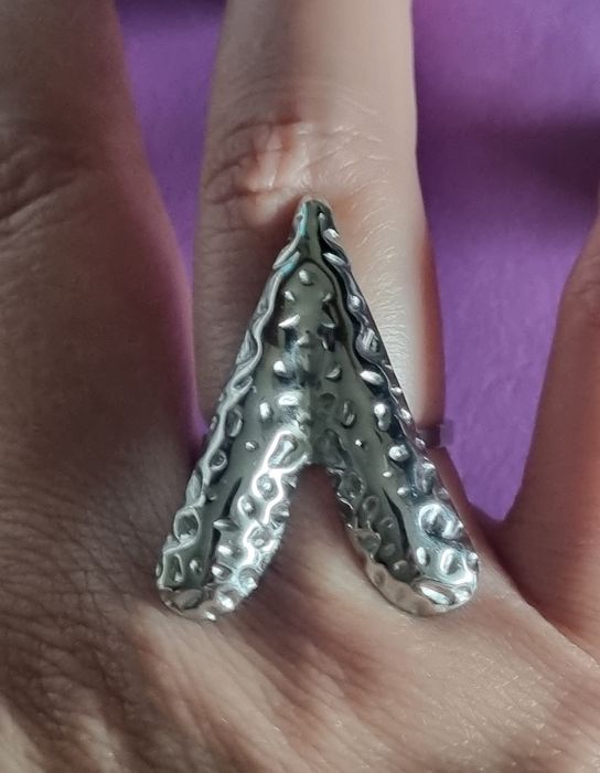 Anel prateado, em aço inoxidável, em forma de coração. Ajustável