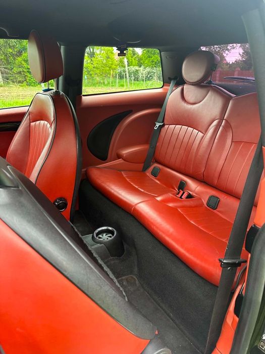 Mini Cooper R56 2009r Czerwone wnętrze