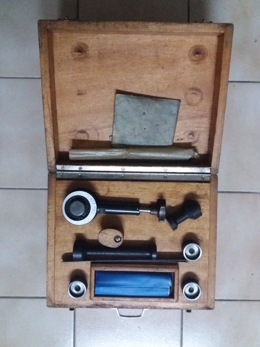 Apalpa folgas em caixa de madeira