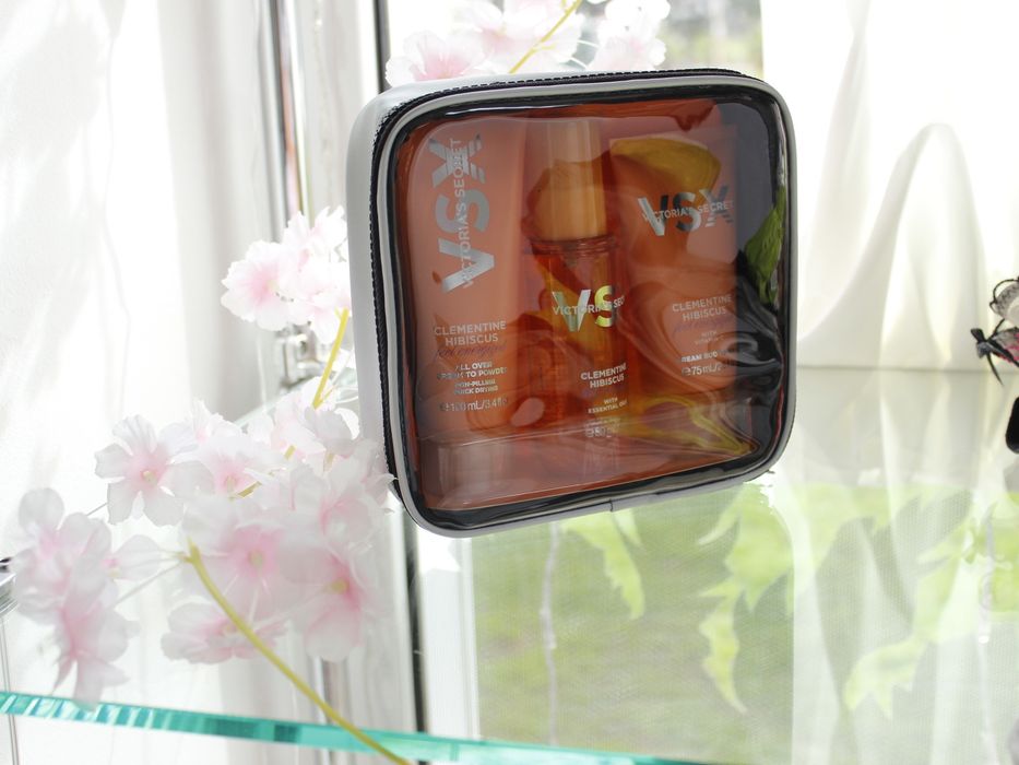 Victoria's Secret Clementine Hibiscus (VSX) - це набір для догляду за тілом у косметичці