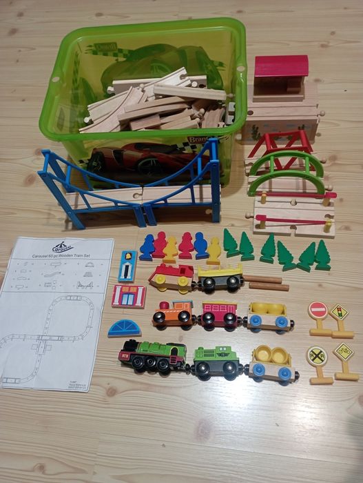 Carousel drewniany pociąg, kolejka + infrastruktura.