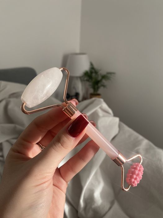 Roller do twarzy z kwarcu różowego