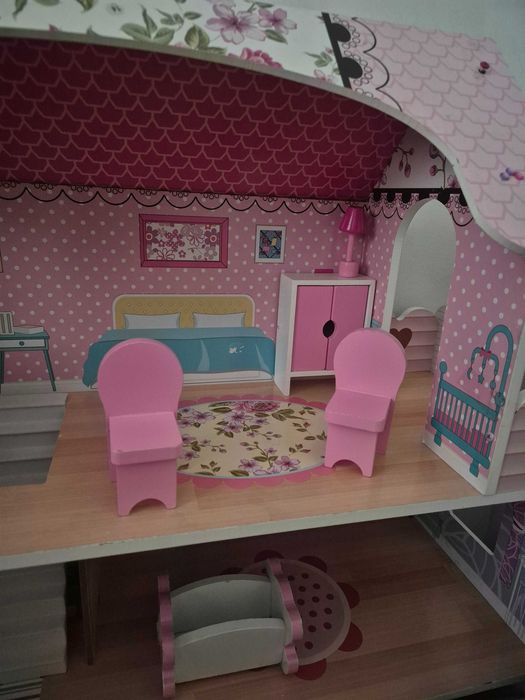 Piekny domek dla lalek