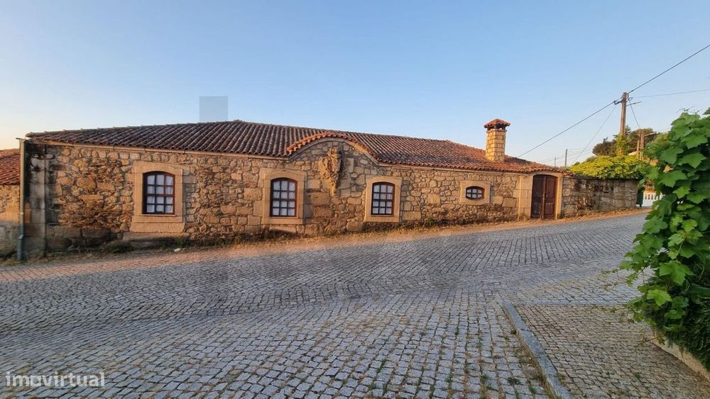 Casa Senhorial Rústica em Longroiva – Um Refúgio com História e Potenc