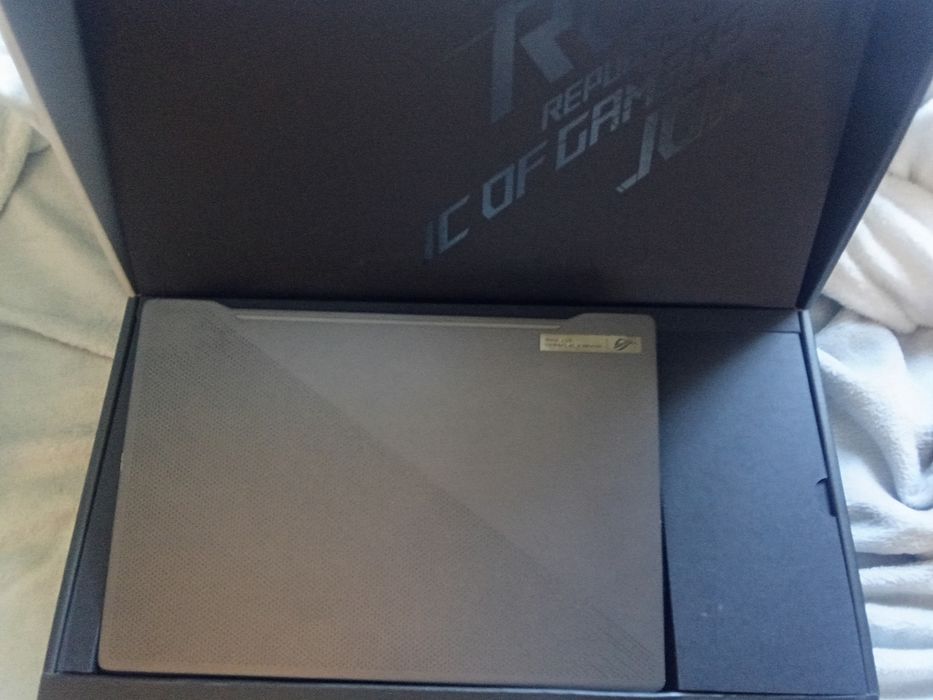 ROG Zephyrus G14 (Ryzen 9 5900HS / RTX 3050 / 16GB RAM) – Para peças ou reparação