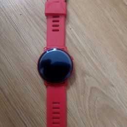 Relógio digital novo na cor vermelha e preto.