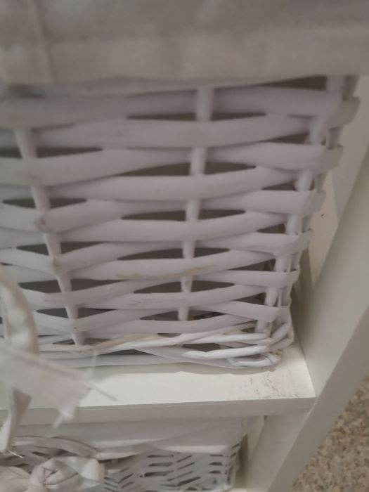 Prateleira branca com cestos wc ou quarto criança
