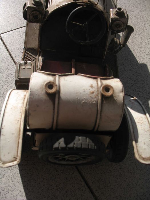 Peça decorativa réplica de calhambeque branco
