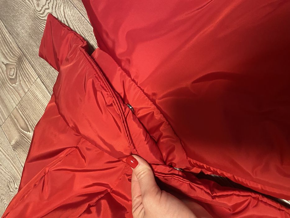 Продам червоний пуховик