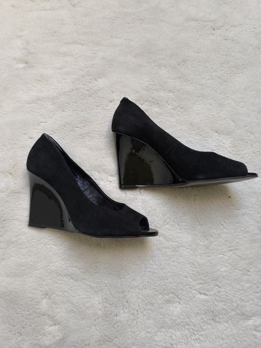 Czarne czółenka na koturnie