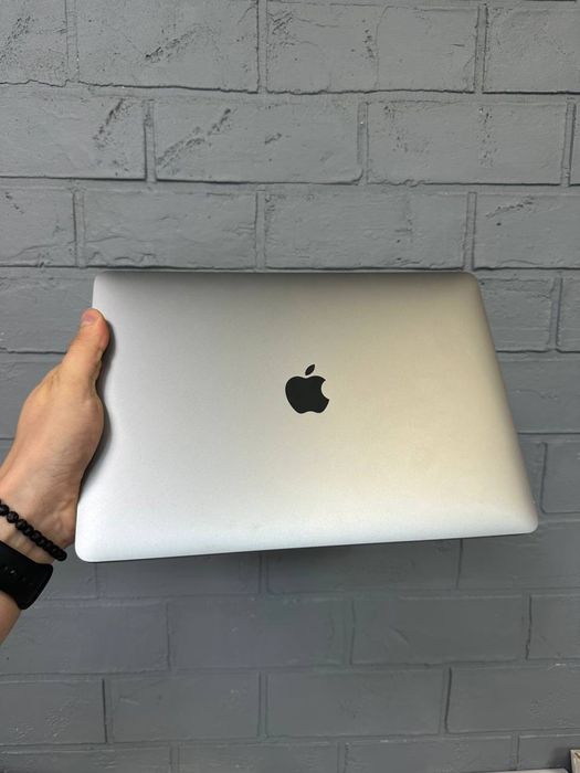 Macbook Pro 2020 M2 8/256GB Гарний стан без ремонтів оплата від моно і приват