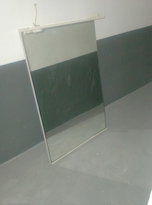 Espelho de casa de banho sem luzes