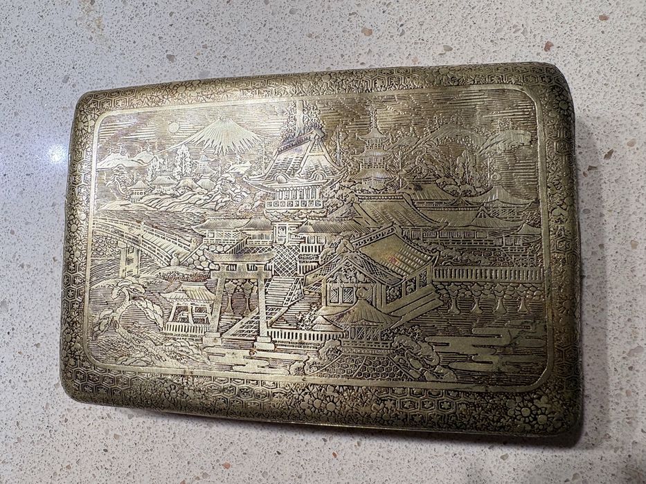 Antiga cigarreira asiática japonesa ricamente gravada