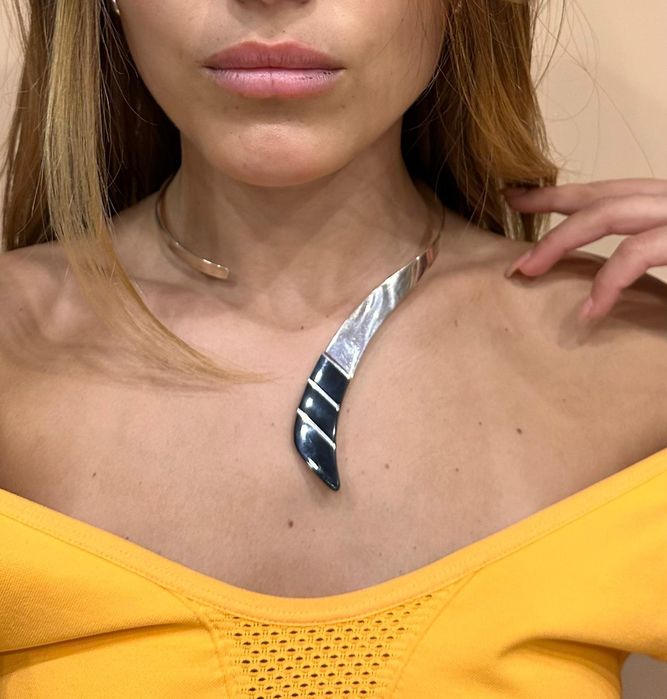 Gargantilha estilizada em prata.