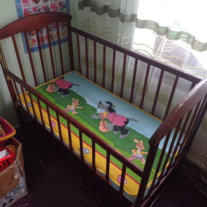 Дитяче ліжечко з матрацом