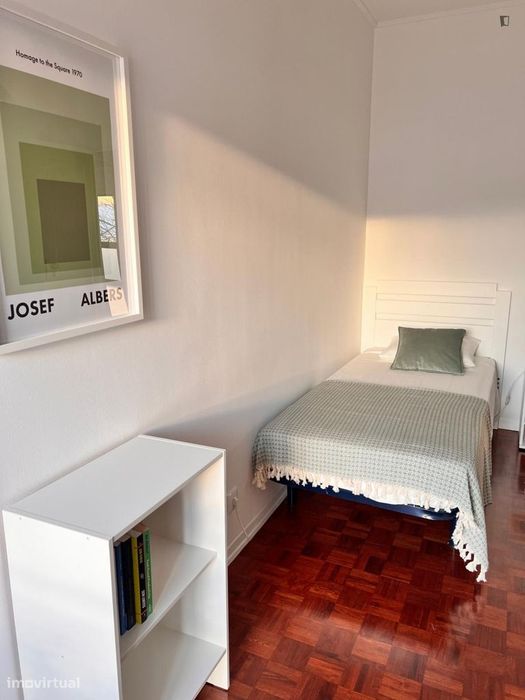 Quarto - localizado em Olivais Lisbon