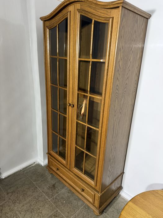 Witryna przeszklona z szufladą