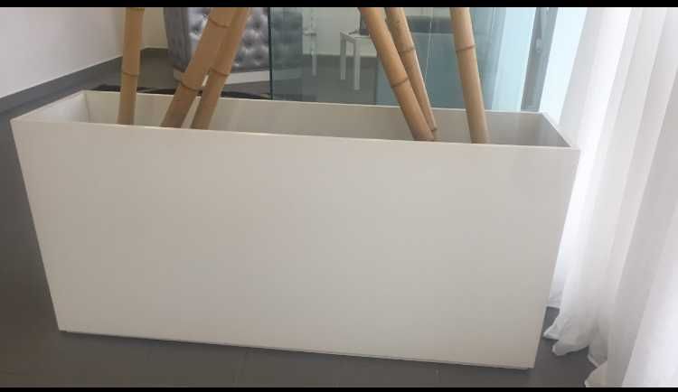 Floreira em melamina para desocupar.