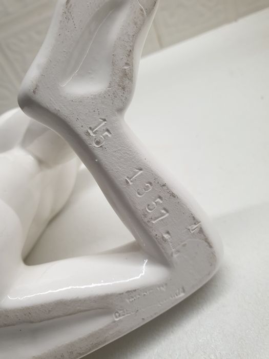 Figurka. Dziewczyna zamyślona.