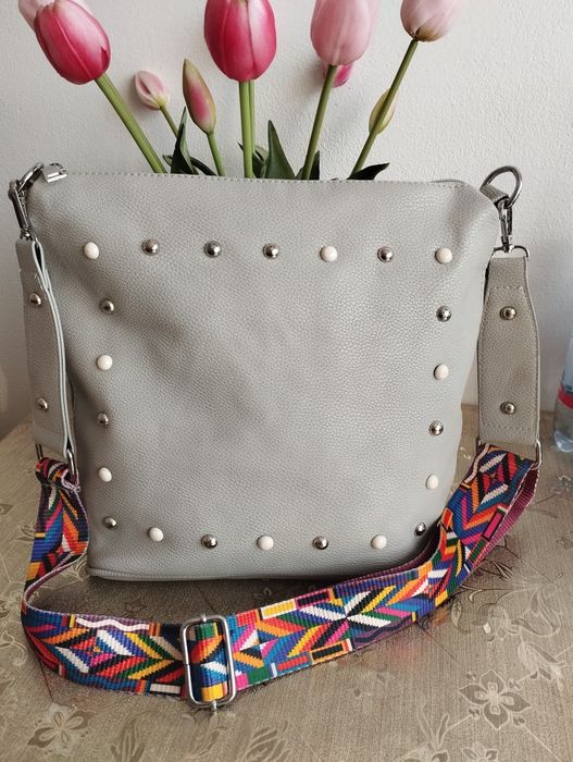 Nowa szara torebka z kolorowym paskiem  ze zdobieniami