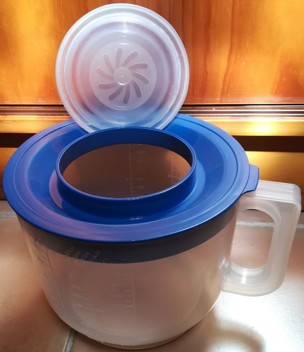 Copo doseador ou taça doseadora de plástico para cozinha .424730475229368322