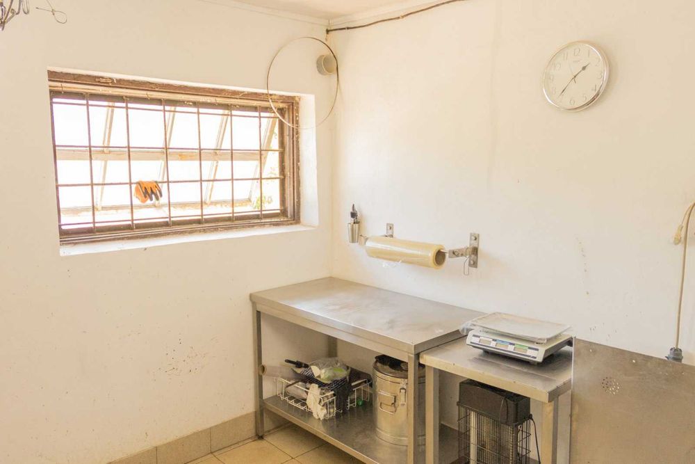 Продаж ферми з підсобними приміщеннями