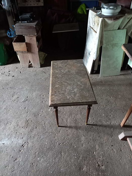 Vendo mesa pequena com pedra mármore