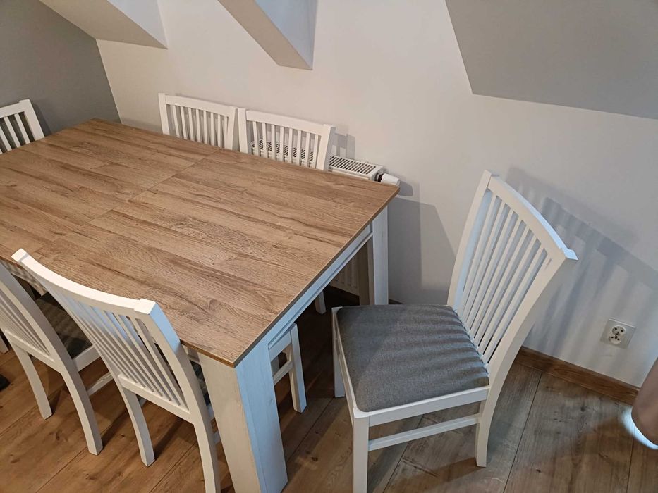 Duży rozkładany stół