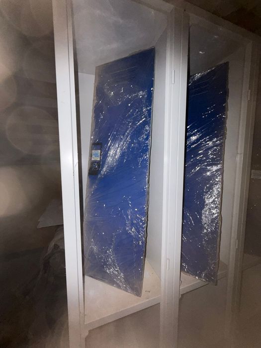 2 Cacifos/armários metálicos com 6 portas cada ( com pés )