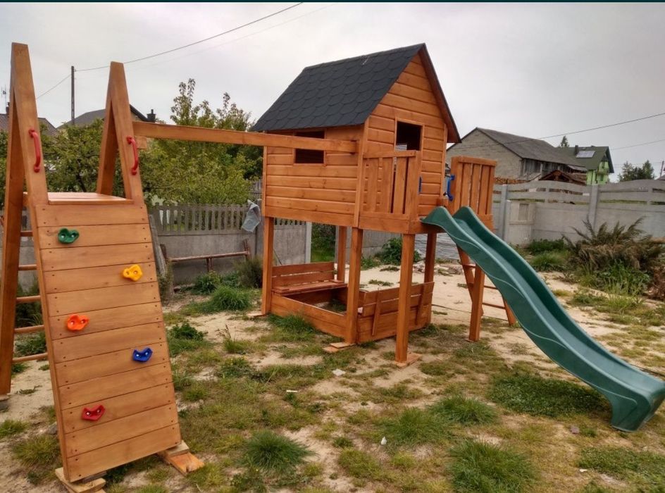 Domek dla dzieci, plac zabaw, piaskownica, wspinaczka.