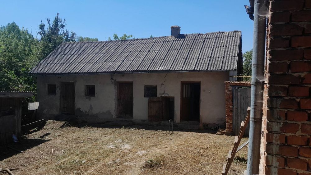 Продається хата в віддалиному та тихому місці.