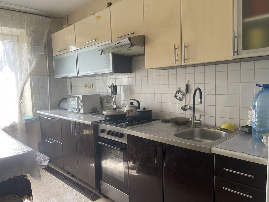 Здам   окрему кімнату по п-кт Соборності 5000 включно з комунальними послугами