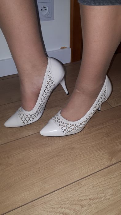 Beżowe szpilki z czubkiem w szpic