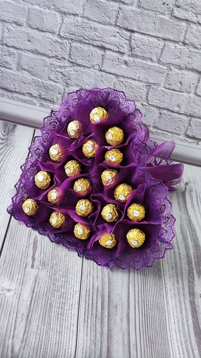 Букет з цукерок Ferrero Rocher 20 шт серце подарунок на 8 Березня