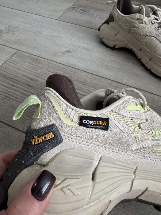 кросівки reebok бежеві