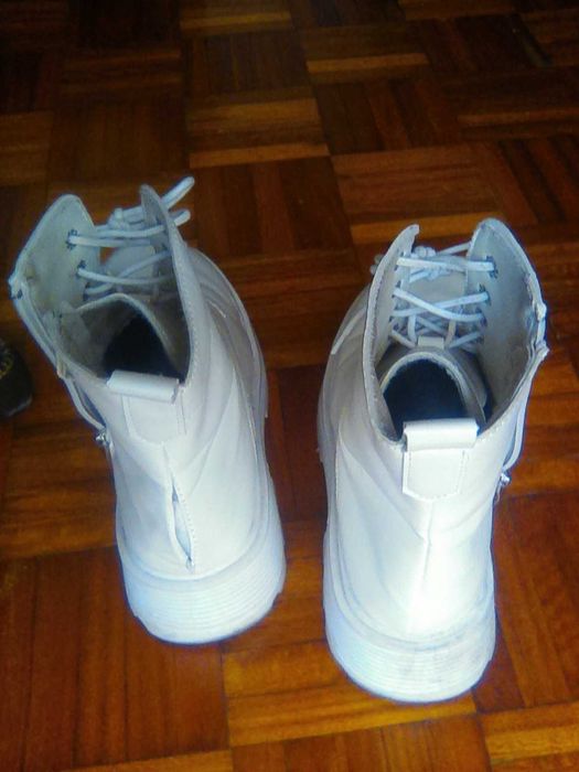 " Botas Branca cano médio "