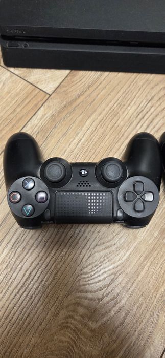 Stacja PS4 +2 x pad