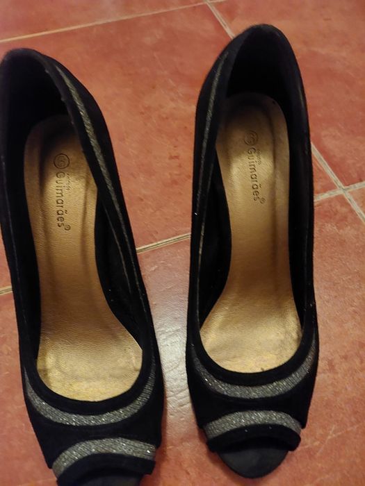 Sapatos e botas novos