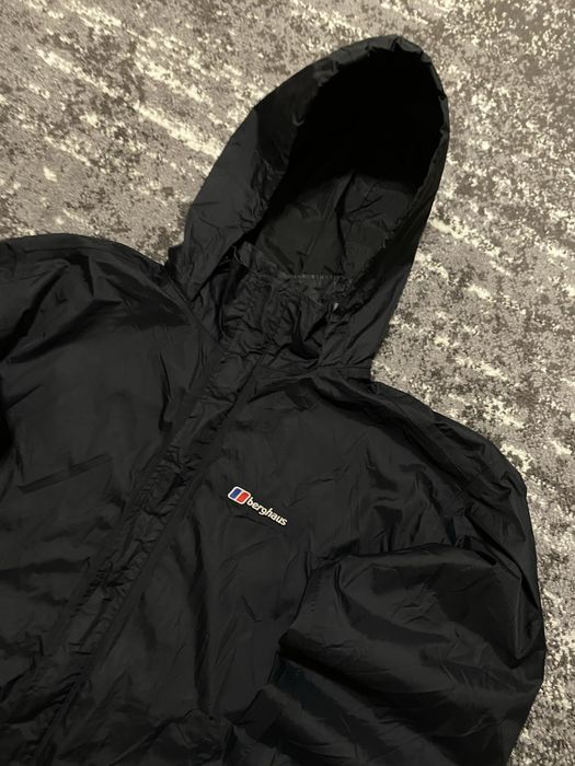 Куртка ветровка Berghaus Л-ХЛ розмір чорного кольору