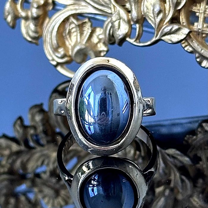 Srebrny pierścionek z Hematytem w kaboszonie - srebro próby 925