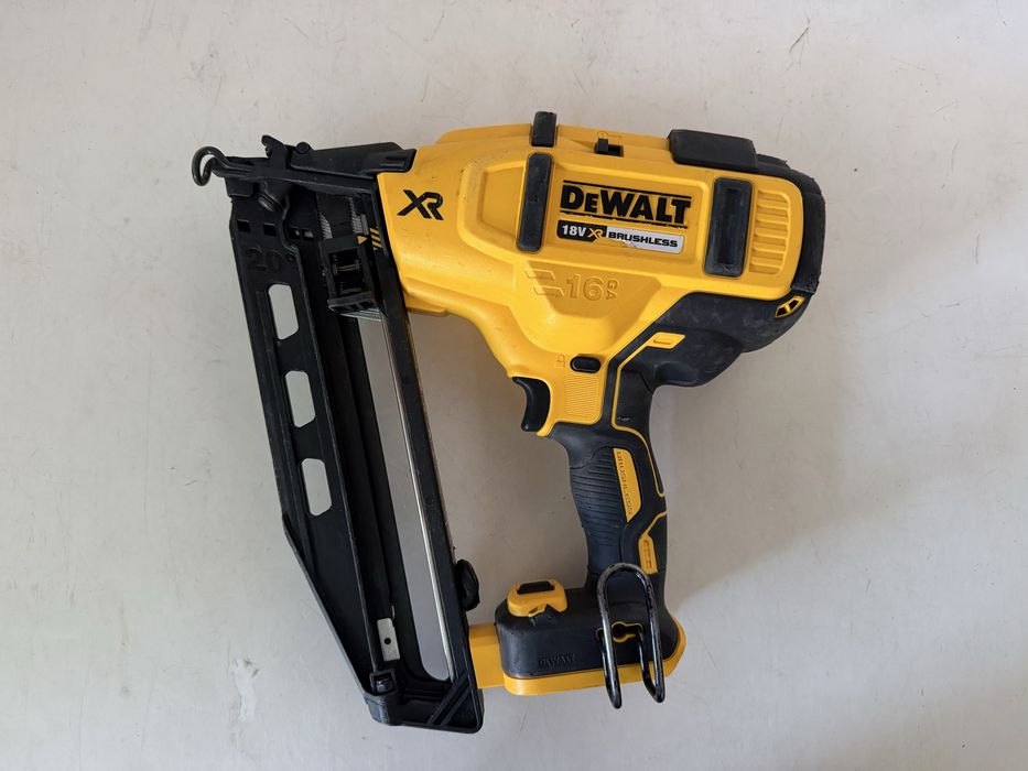 Цвяхозабивний пістолет (нейлер) для фінішних робіт  DeWalt DCN660