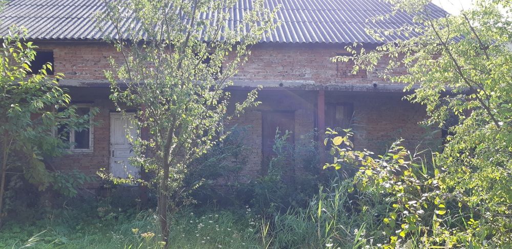 Продається будинок 3-и поверхи із ділянкою