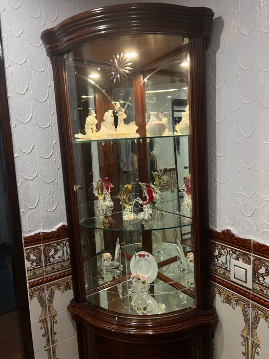 Cristaleira/Vitrine de Canto em Madeira com Espelho e Iluminação