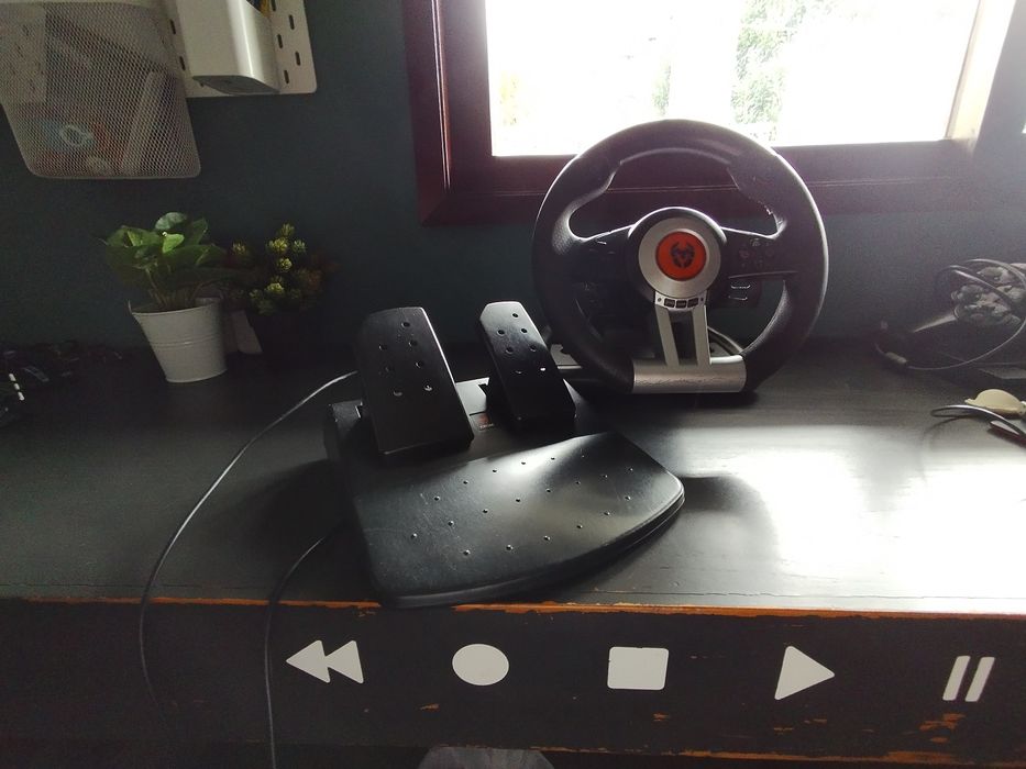 Volante e pedais KROM usados ,para gaming