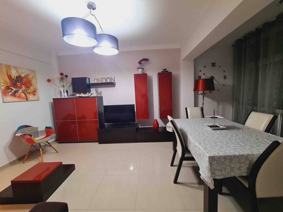 Conjunto de móveis de sala com mesa e cadeiras de pele.