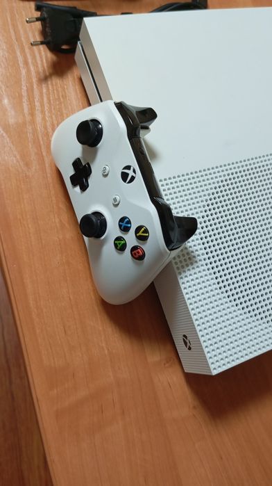 Xbox one s + аккаунт з іграми + бездротові навушники в подарунок